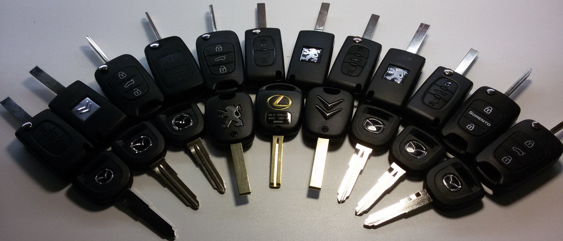 Где можно ключ сделать машины. Ключ автомобильный. Ключи от автомобиля. Чип ключ для автомобиля. Автомобильные ключи с сигнализацией.